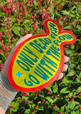 Kleurrijke visvormige spiegel van acryl met de tekst Only dead fish go with the flow in rood, geel en teal.