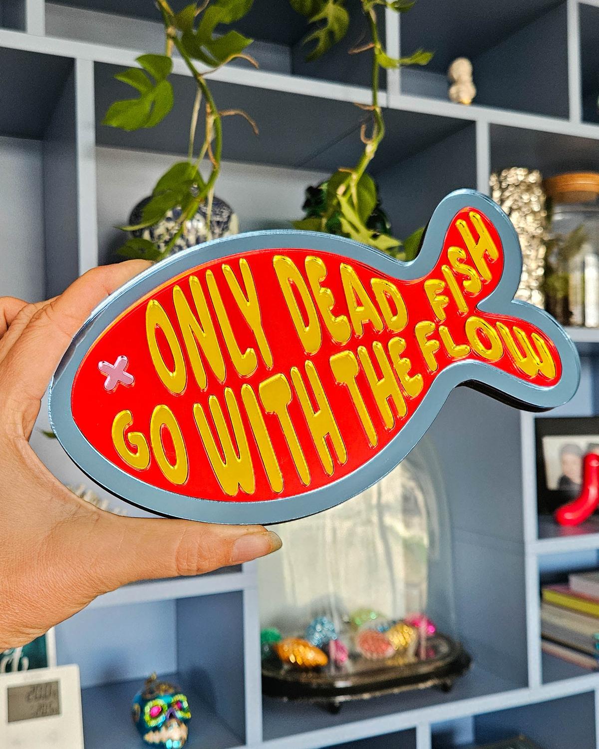 Rood, blauw, geel spiegel acrylaat "Only dead fish go with the flow" vis wanddecoratie.