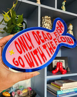 Roze spiegel acrylaat vis wanddecoratie met "Only dead fish go with the flow" tekst en blauwe rand.
