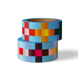 Twee rollen blauwe washi tape met kleurrijk retro pixel patroon, 15mm breed.